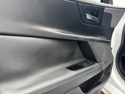 Jaguar XE 2016 · foto 6