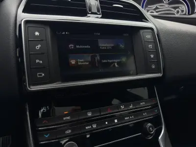 Jaguar XE 2016 · foto 12