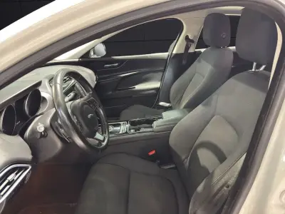 Jaguar XE 2017 · foto 8