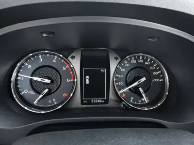 Toyota Hilux 2021 · foto 8