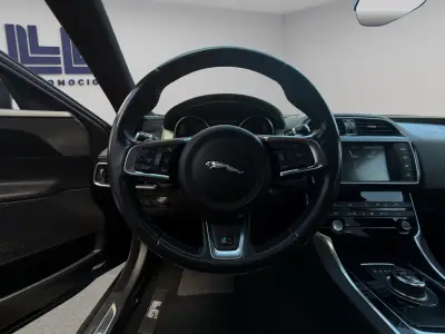 Jaguar XE 2018 · foto 16