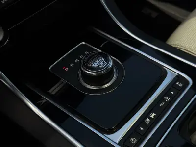 Jaguar XE 2018 · foto 13
