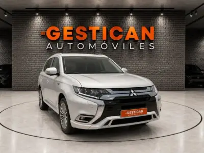 Mitsubishi Outlander 2021 · foto 4