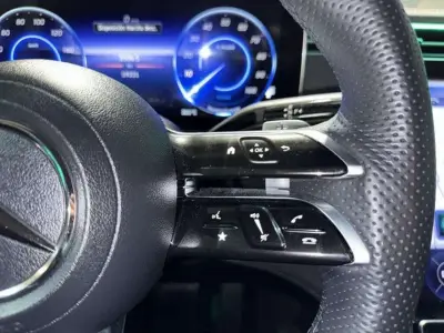 Mercedes-Benz EQE SUV 2023 · foto 12