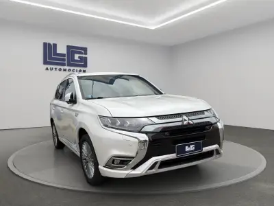 Mitsubishi Outlander 2021 · foto 3