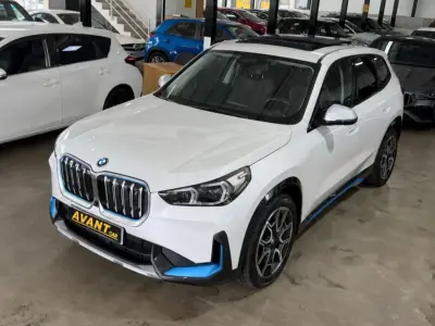 BMW iX1 2023 · foto 4