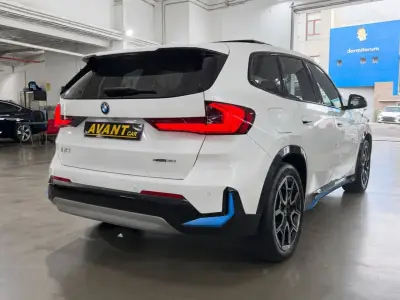BMW iX1 2023 · foto 8